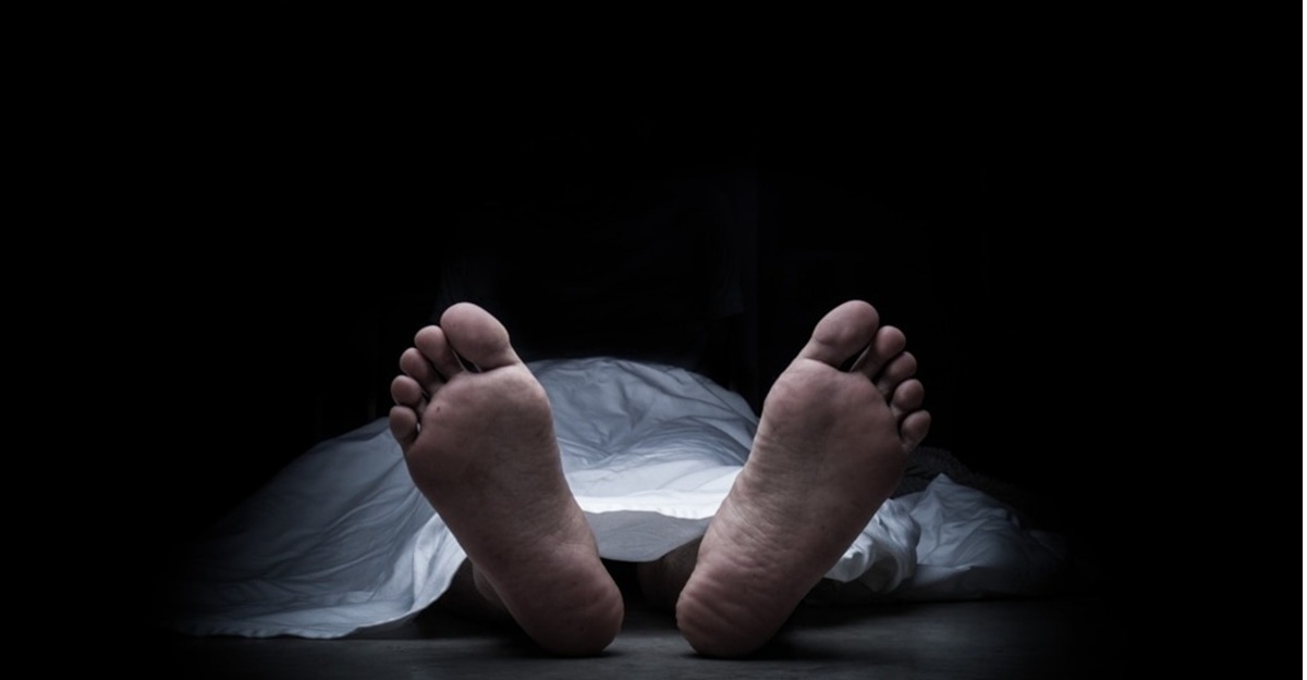 স্ত্রীর গলাকাটা লাশের পাশেই পড়ে ছিলেন আহত স্বামী