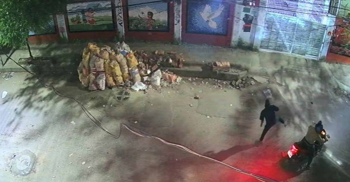 মোহাম্মদপুরে স্কুলে পেট্রোল বোমা নিক্ষেপ