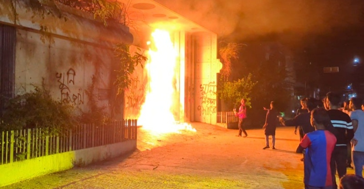 নিজাম হাজারীর বাড়িতে আগুন