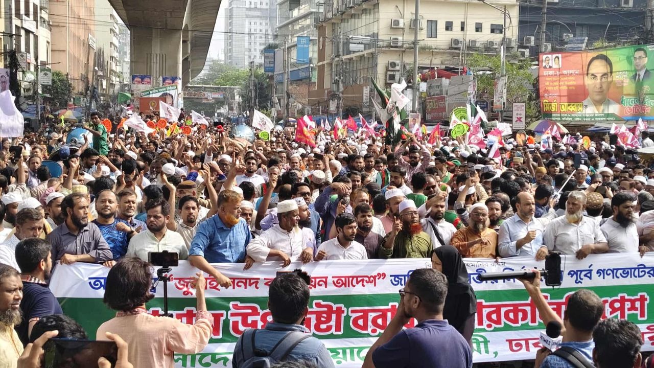 গণভোটসহ আট দাবিতে উত্তাল পল্টন