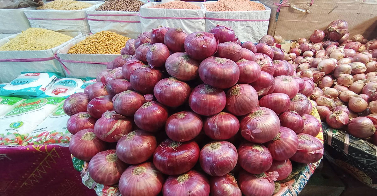 চলতি সপ্তাহে পেঁয়াজের দাম না কমলে আমদানি: বাণিজ্য উপদেষ্টা