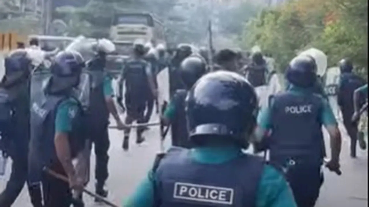 পিএসসি ঘেরাও কর্মসূচিতে পুলিশের লাঠিচার্জ-জলকামান নিক্ষেপ