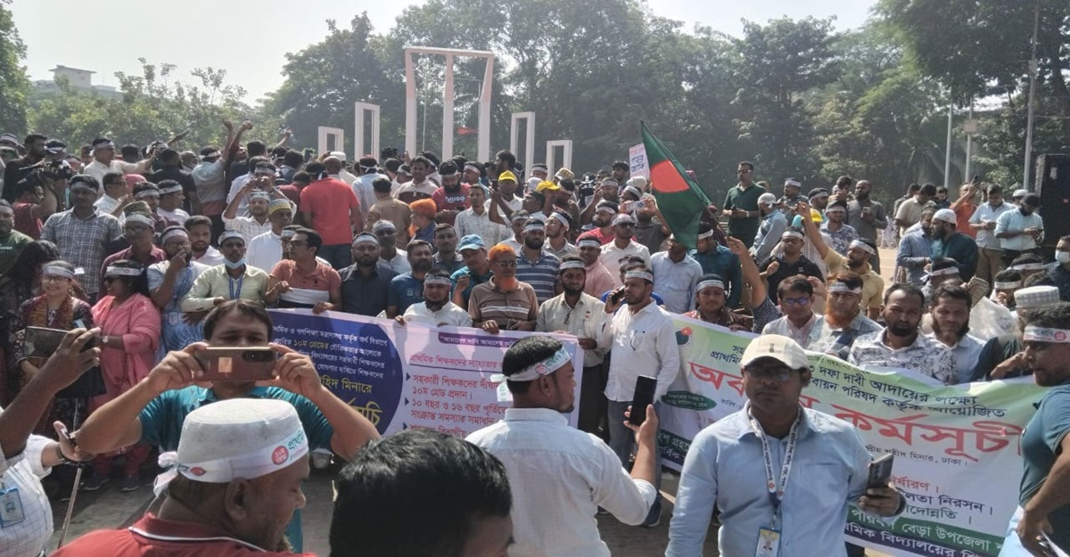 শিক্ষকদের কর্মবিরতি স্থগিত, আজ থেকে শুরু ক্লাস