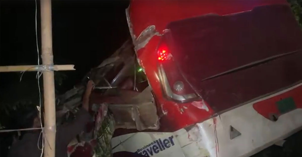 চট্টগ্রামে বাস-ট্রাকের সংঘর্ষে নিহত ৪