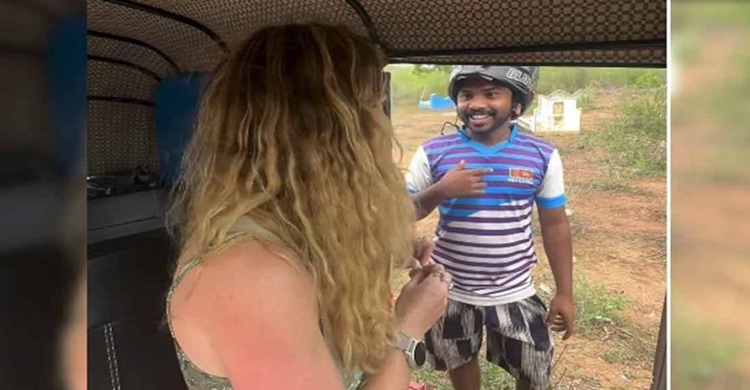 বিদেশিনীকে একা পেয়ে কুপ্রস্তাব, অতঃপর...