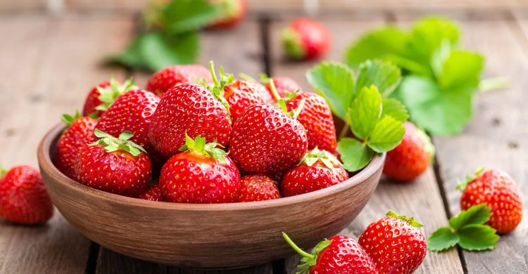 শীতে স্ট্রবেরি কেন খাবেন, জেনে নিন
