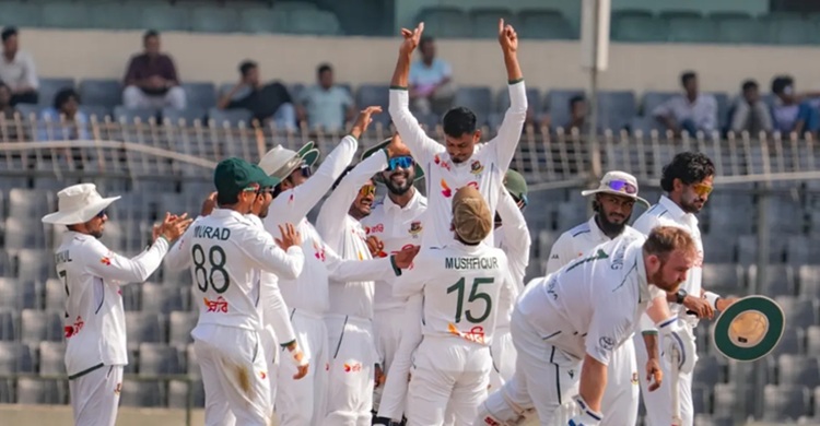 মাইলফলক ছোঁয়া তাইজুলকে ঘিরে সতীর্থদের উদযাপন।ছবি: ক্রিকইনফো