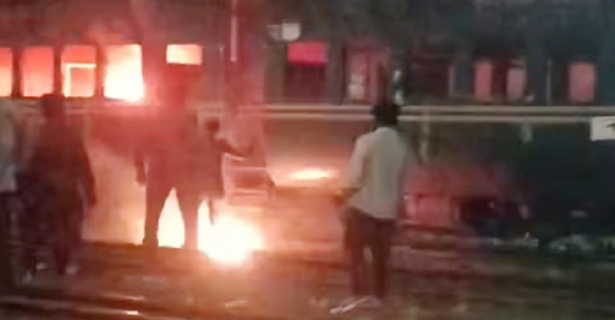 তেজগাঁওয়ে ট্রেনে আগুন, আটক দুই