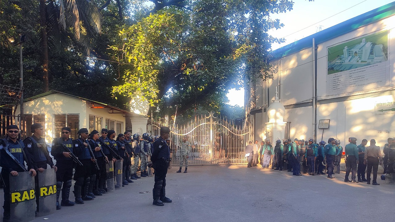 কড়া নিরাপত্তার চাদরে ঢাকা আদালতপাড়া; সন্দেহ হলেই জিজ্ঞাসাবাদ