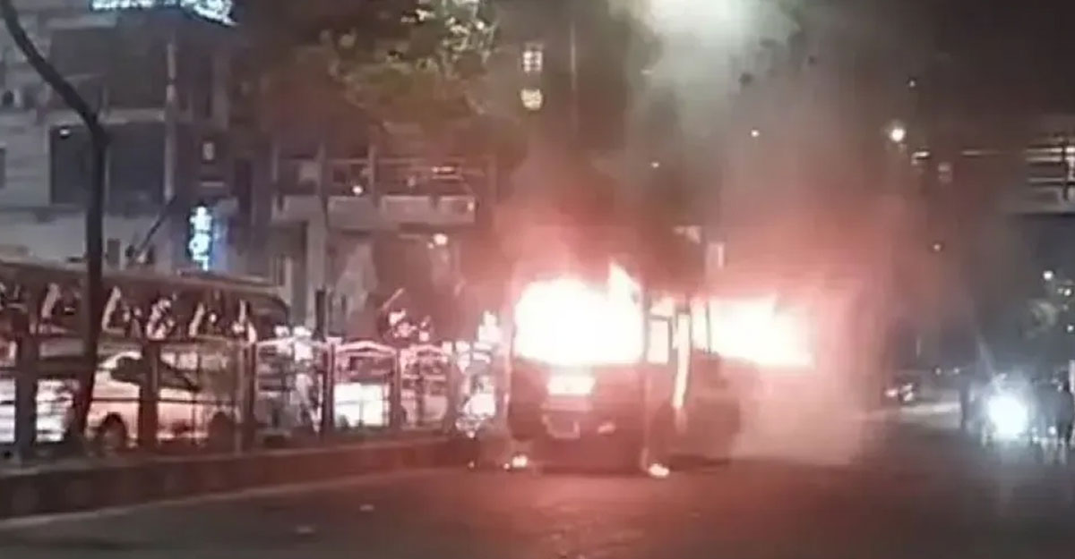 ধানমন্ডিতে বাসে আগুন