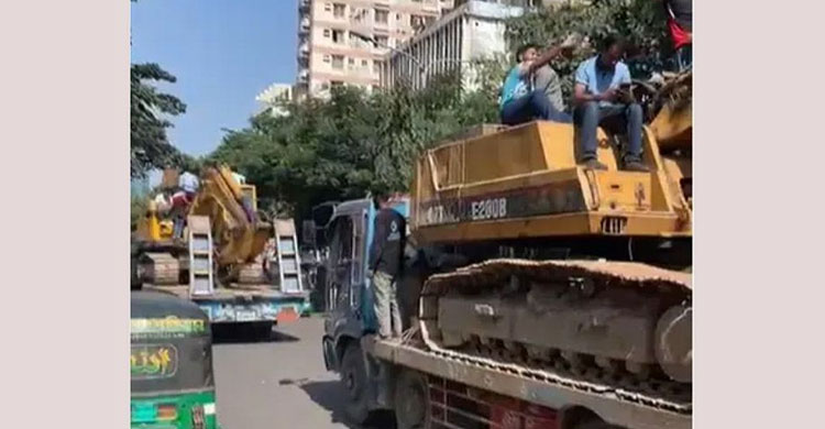 ধানমন্ডির দিকে যাচ্ছে দুটি বুলডোজার
