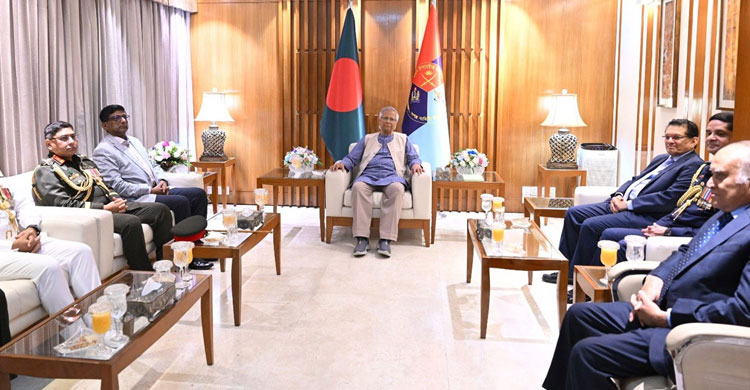 প্রধান উপদেষ্টার সঙ্গে তিন বাহিনীর প্রধানদের সাক্ষাৎ