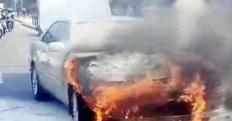 রাজধানীতে চলন্ত প্রাইভেটকারে আগুন