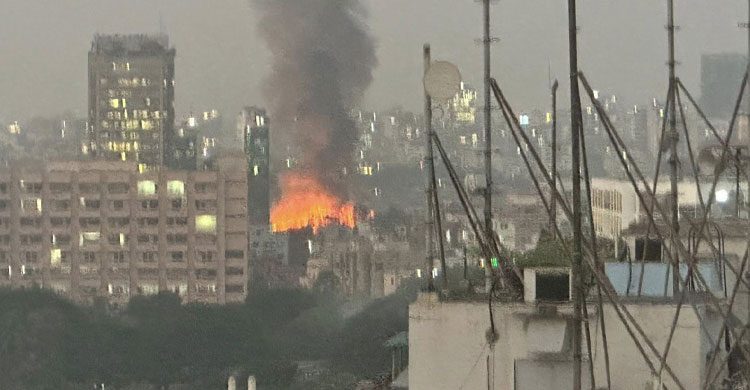 কড়াইল বস্তিতে আগুন
