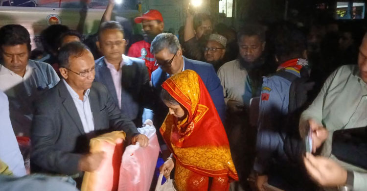 কড়াইল বস্তিতে আগুনে ক্ষতিগ্রস্ত পরিবারের মধ্যে খাবার বিতরণ 