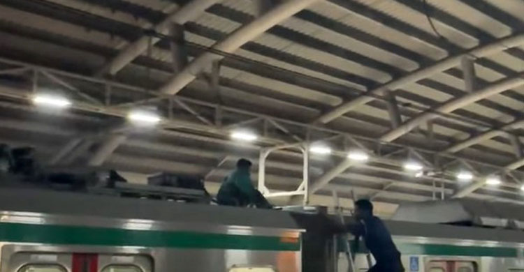 মেট্রোর ছাদে ২ ব্যক্তি, চলাচল বন্ধ