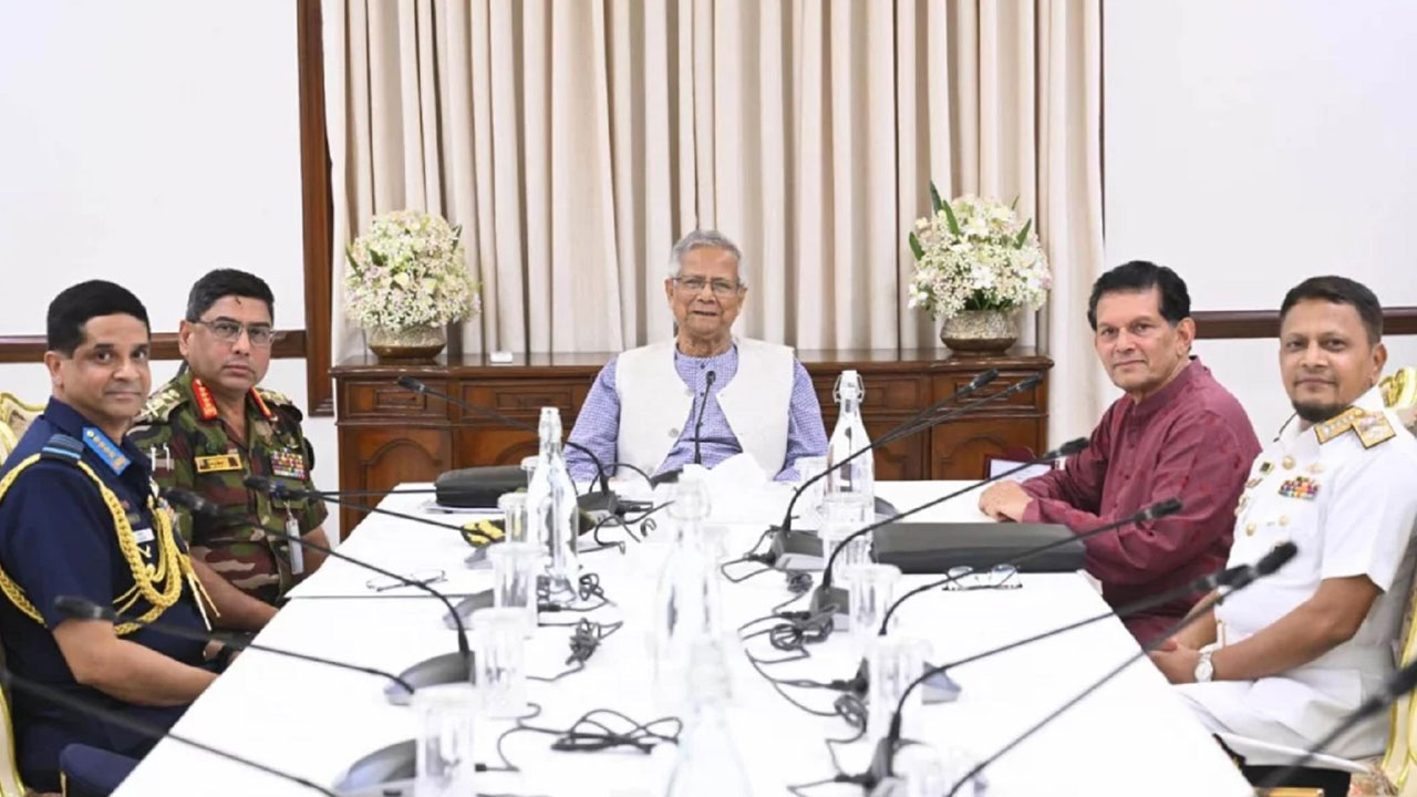 হঠাৎ যমুনায় তিন বাহিনী প্রধান