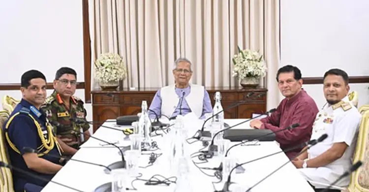 তিন বাহিনী প্রধানের সাক্ষাৎ, নির্বাচনের প্রস্তুতি নেওয়ার নির্দেশ প্রধান উপদেষ্টার
