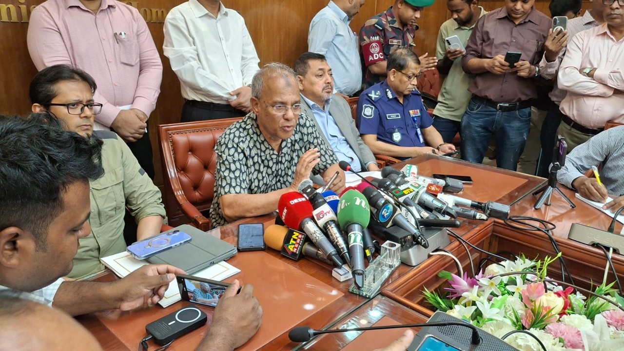 অবৈধ সুবিধা দিলেই পুলিশের বিরুদ্ধে ব্যবস্থা: স্বরাষ্ট্র উপদেষ্টা 