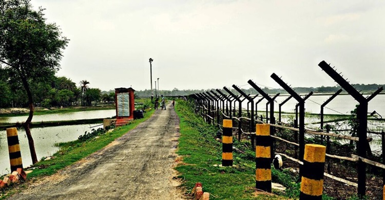 স্ত্রীর সঙ্গে ঝগড়ার জেরে ছেলেকে বাংলাদেশ সীমান্তে রেখে পালালেন বাবা