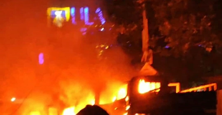 মোহাম্মদপুরের বেড়িবাঁধ এলাকার একটি গ্যারেজে আগুন