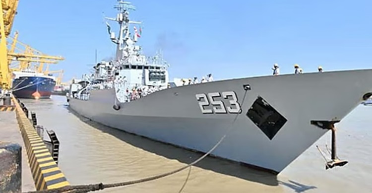 পাকিস্তান নৌবাহিনীর জাহাজ চট্টগ্রাম বন্দরে