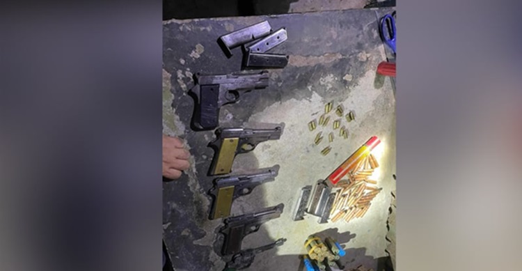 রাউজানে এক বাড়িতে পুলিশের অভিযান, অস্ত্রসহ তিনজন আটক