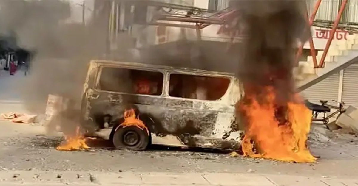 উত্তরায় মাইক্রোবাসে আগুন