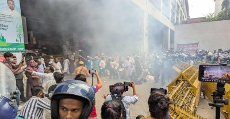 ইবতেদায়ি শিক্ষকদের পদযাত্রায় পুলিশের জলকামান-সাউন্ড গ্রেনেড নিক্ষেপ