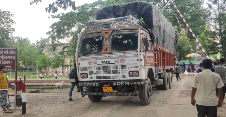 পূজার ছুটি শেষে হিলি স্থলবন্দরে আমদানি-রফতানি শুরু