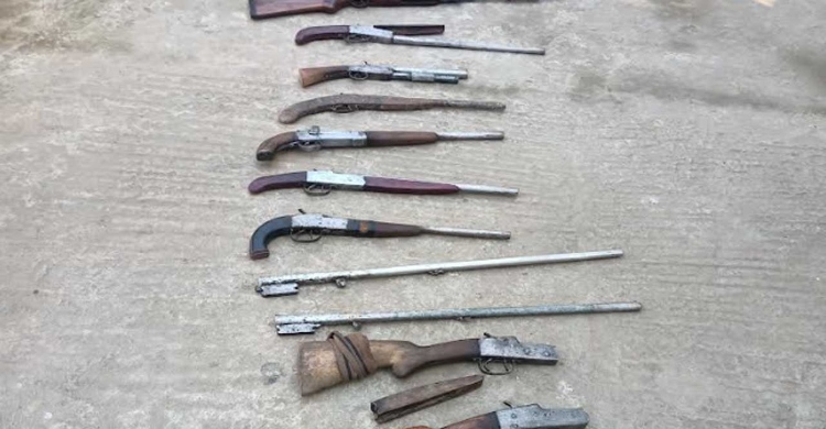 রাউজানে র‍্যাবের অভিযানে বিপুল অস্ত্রসহ আটক ২