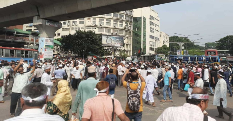 ব্যারিকেড ভেঙে শাহবাগে শিক্ষকরা, যানচলাচল বন্ধ