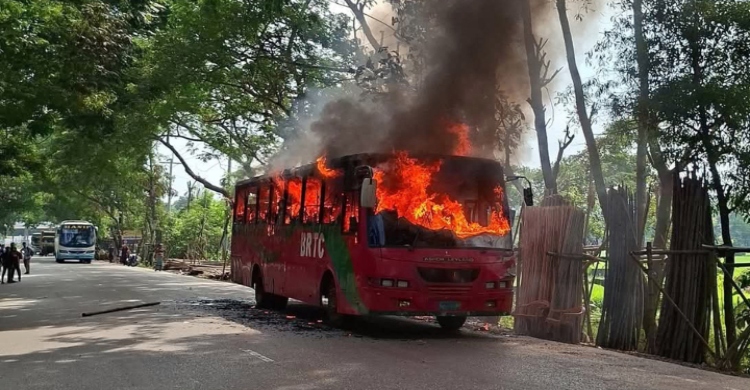 হঠাৎ বিআরটিসির চলন্ত বাসে আগুন