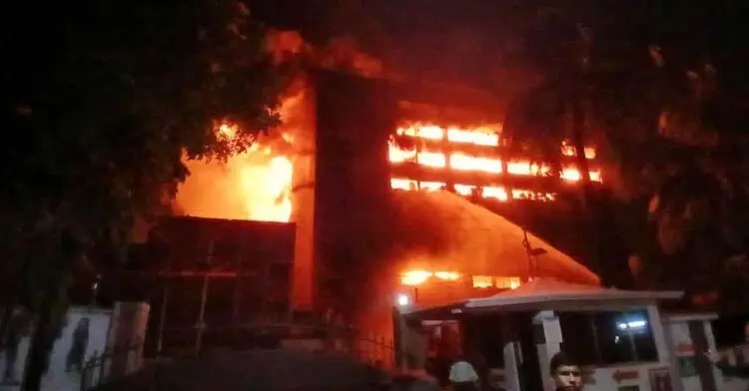 চট্টগ্রাম ইপিজেডে আগুন বাড়ছে, ঝুঁকিতে আশপাশের কারখানা