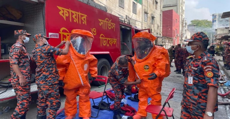 ২৩ ঘণ্টায়ও নেভেনি রূপনগরের আগুন