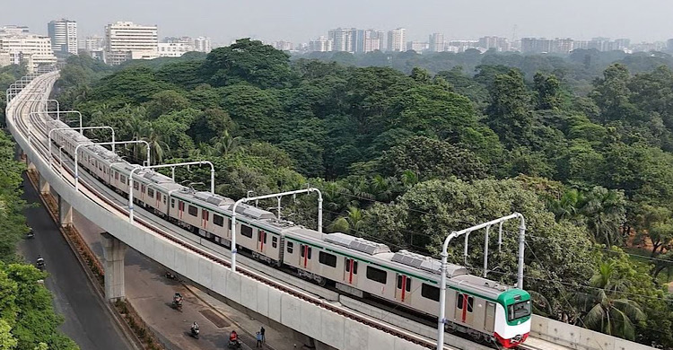 রাতে সাময়িক বন্ধের পর চলছে মেট্রোরেল