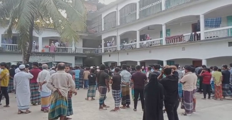 ঘুমন্ত অবস্থায় মাদ্রাসাছাত্রকে গলা কেটে হত্যা