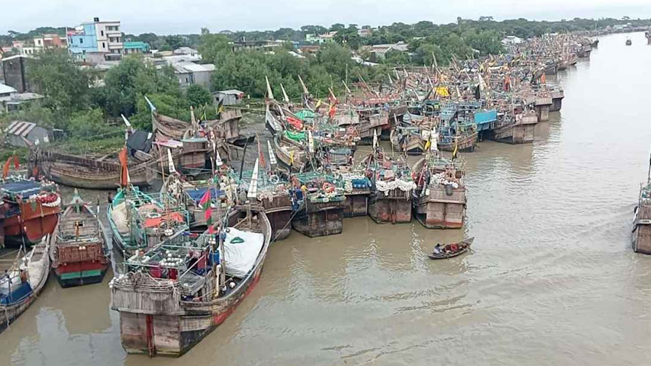 মধ্যরাতেই ইলিশ শিকারে নামবেন জেলেরা