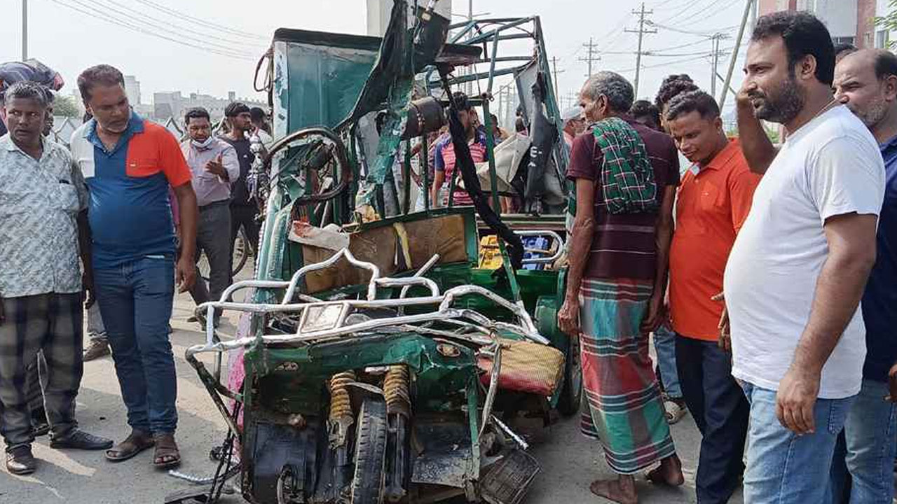 জামালপুরে কাভার্ডভ্যান চাপায় ইজিবাইকের ৪ যাত্রী নিহত