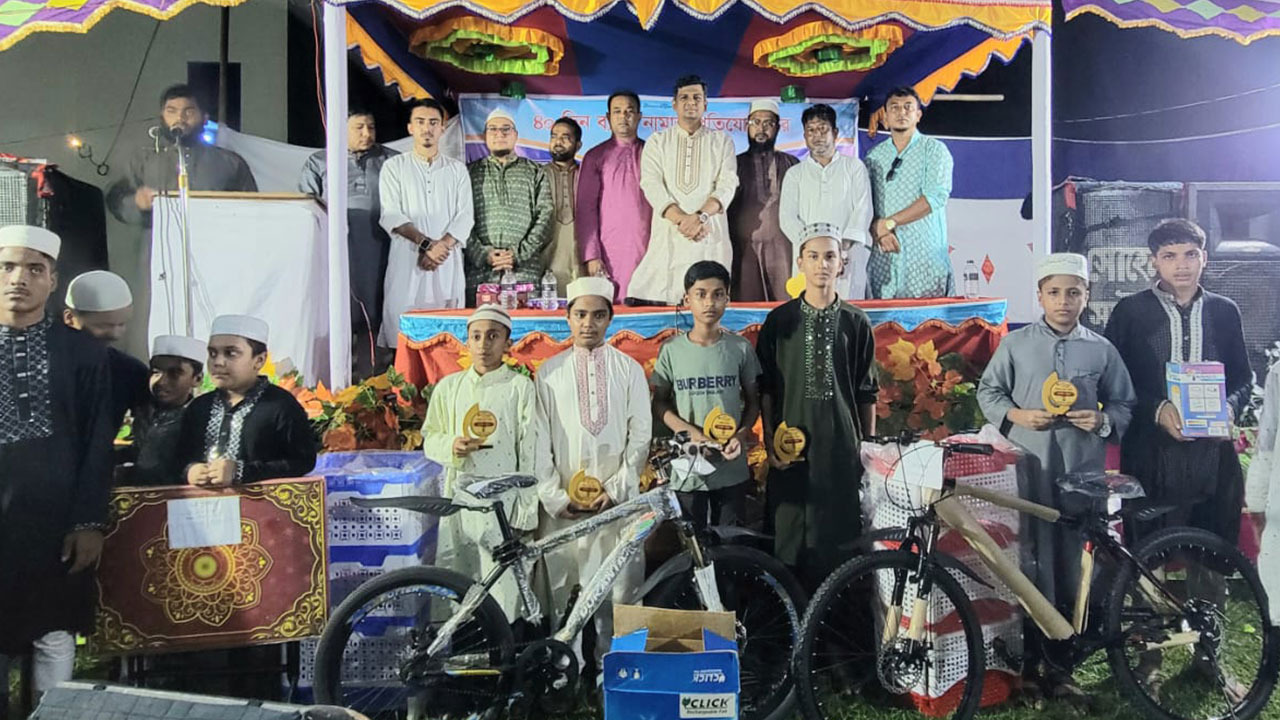 টানা ৪০ দিন জামাতে নামাজ পড়ে পুরস্কার পেল ৬০ শিশু-কিশোর
