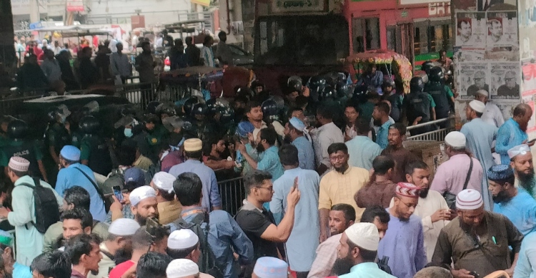 ইবতেদায়ী শিক্ষকদের মিছিল ছত্রভঙ্গ করে দিলো পুলিশ