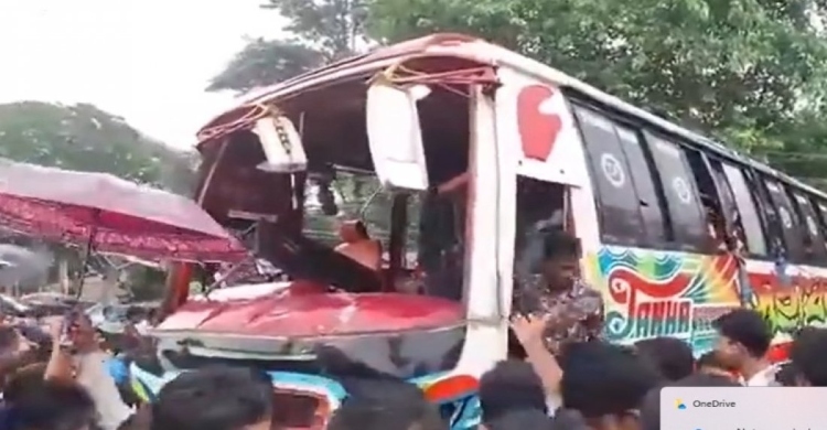 নিয়ন্ত্রণ হারিয়ে দোকানের ওপর উল্টে পড়লো বাস, নিহত ৩