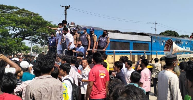 জেলা ঘোষণার দাবিতে ভৈরবে ট্রেন থামিয়ে বিক্ষোভ