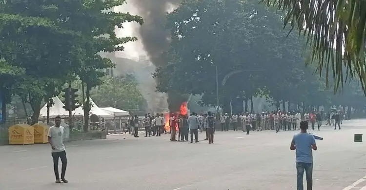 মানিক মিয়া অ্যাভিনিউ এলাকায় হামলায় ৭ পুলিশ সদস্য আহত