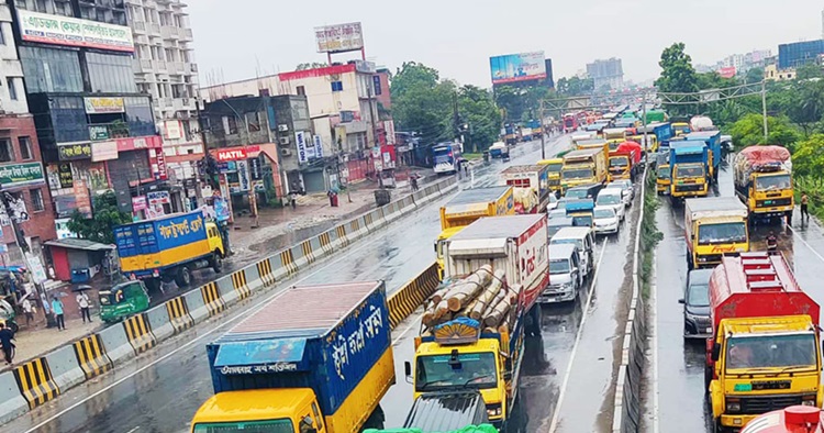 গাড়ি বিকল হয়ে ঢাকা-চট্টগ্রাম মহাসড়কে ১৫ কিমি যানজট