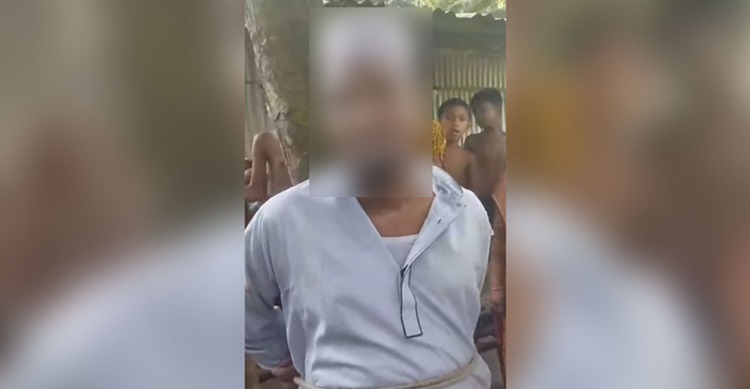 শিক্ষককে গাছের সঙ্গে বেঁধে রাখল গ্রামবাসী