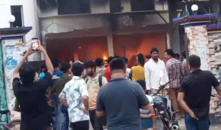 লক্ষ্মীপুরে সাবেক এমপি নয়নের বাড়িতে তৃতীয় দফা আগুন