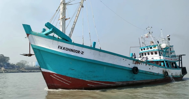 চট্টগ্রামে লাইসেন্সবিহীন ট্রলার দখল করে সাগরে মাছ শিকার, নীরব মৎস্য দপ্তর
