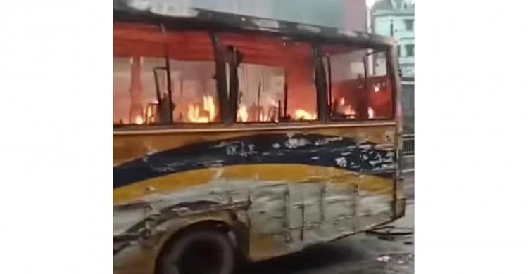 রাজধানীতে যাত্রীবাহী বাসে আগুন