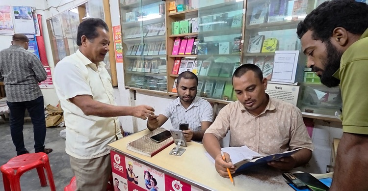 চোখের আলো নেই শামীমের, তবু ৫ হাজার মোবাইল নম্বর মুখস্থ